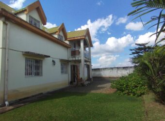 Vente d&rsquo;une villa T4 à étage sur 865 m2 de terrain située à Ambolokandrina