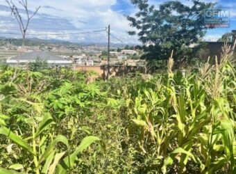 À vendre un terrain clôturé prêt à bâtir de 596 m2 situé à Ambatomaro Antsobolo