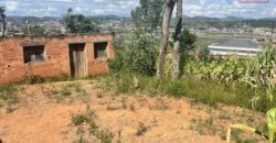 À vendre un terrain clôturé prêt à bâtir de 596 m2 situé à Ambatomaro Antsobolo