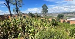À vendre un terrain clôturé prêt à bâtir de 596 m2 situé à Ambatomaro Antsobolo