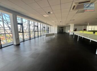 Location des bureaux de 3000 m2 répartis sur 3 niveaux situés dans le quartier prisé d’Alarobia