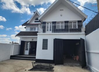 À louer une maison à étage T5 à usage mixte située en bord de principale Ambodimita Andranomena