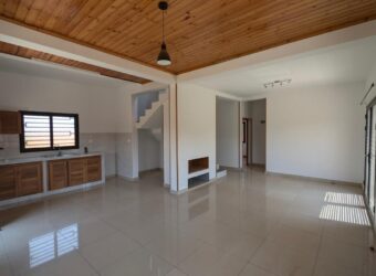 À louer une villa moderne de type F4 située dans un quartier calme et facilement accessible à Ivato