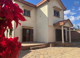 À louer maison T6 située dans un quartier calme à Andranovelona Ilafy Antananarivo