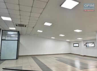 À louer local professionnel de 225 m2 implanté dans le quartier des affaires à Alarobia