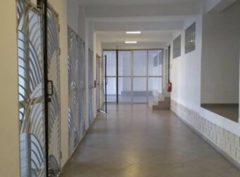 À louer local e 112 m2 avec une bonne visibilité situé en bord de route à Ambohibao, Antananarivo