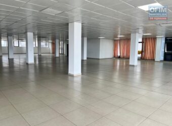 À louer locaux professionnels de 900 m2 et 1287 m2 situés à Alarobia Madagascar en plein cœur de la zone d’affaires.