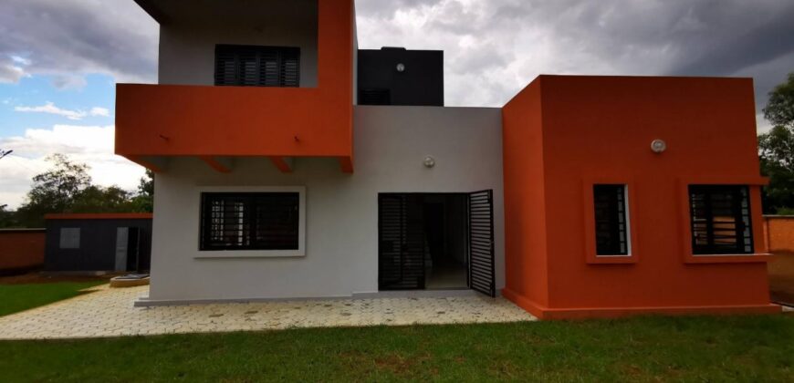 À louer une villa moderne de type F4 située dans un quartier calme et facilement accessible à Ivato