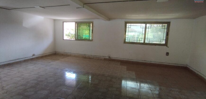 Location d&rsquo;un local commercial de 300 m2 situé en bord de route principale à Besarety Antananarivo