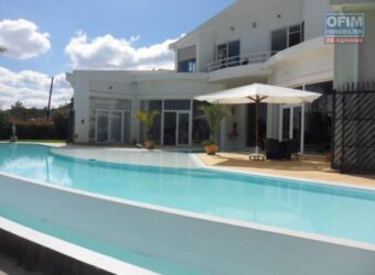 À louer une belle villa T7 avec piscine et une magnifique vue située sur les hauteurs d’Ambatobe