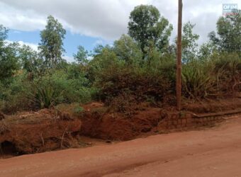 À vendre un terrain de 1489 m2 prêt à bâtir situé en bord de principale à Masindray Ambohimanambola, Antananarivo