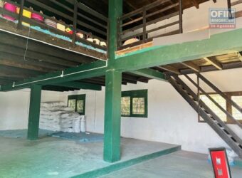 À vendre un entrepôt sur un terrain de 500 m2 situé en bord de route By-Pass Madagascar