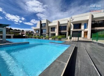 À louer ensemble de 3 villas neuves et mitoyennes avec piscine situées à Ambatobe Madagascar