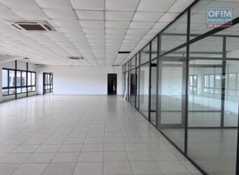 À louer un grand local professionnel de 1287 m2 situé au R+1 à Alarobia Madagascar