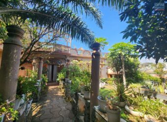 À vendre une propriété composée de deux villas à rénovées située à Antanetibe Ivato Madagascar