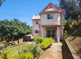 À louer une villa T4 à étage située dans un quartier résidentiel à Ambohibao Madagascar