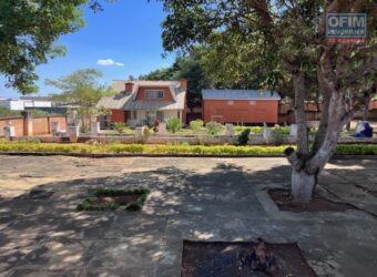 À vendre une grande propriété sur un terrain de 5765 m2 située dans un quartier calme à Anosy Avaratra Lazaina, Madagascar