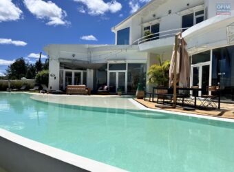 Location d&rsquo;une spacieuse villa T7 avec piscine et vue imprenable située sur les hauteurs d&rsquo;Ambatobe Madagascar