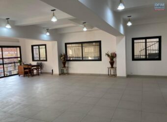 À louer un spacieux local commercial de 125 m2 avec parking situé à Behoririka Tananarive