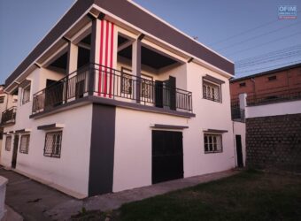 À vendre maison à étage rénovée T9 de 400 m2 sur un terrain de 413 m2 située à Andranoro Ambohibao Madagascar