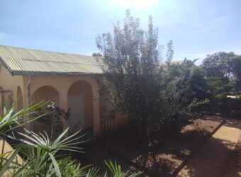 En vente une maison basse de type F4 implantée sur un terrain de 275 m² à Alasoara Madagascar