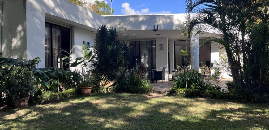 À vendre une charmante villa T5 de 150 m2 sur un terrain de 2500 m2 située dans un quartier résidentiel à Tanjombato Madagascar