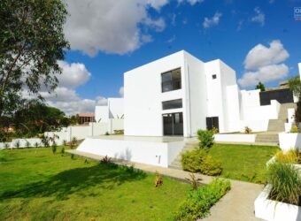 À vendre belle villa F6 neuve aux lignes contemporaines située à Ilafy Antsapandrano, Tananarive