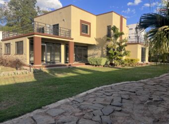 À louer une spacieuse villa T6 avec garage et jardin située sur le By-Pass Madagascar