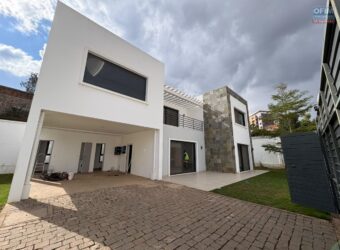 À louer une belle villa de type F4 située dans une petite résidence securisée à Mahatony Ivandry Madagascar