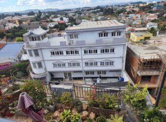 En vente un vaste complexe immobilier à fort potentiel situé en bord de la RN4 à Talatamaty Madagascar