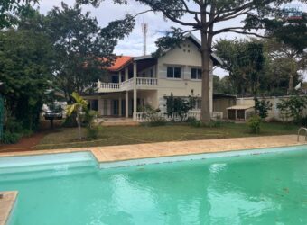 À louer une villa T5 avec piscine située dans un quartier résidentiel calme à Ambatobe