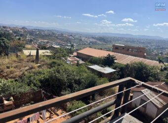 En vente une maison de 200 m2 en cours de construction sur un terrain de 350 m2 située Ilafy Madagacar
