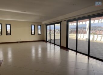 À louer un appartement T3 sécurisé avec une grande terrasse situé à Androhibe Madagascar