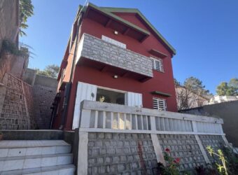 À louer une villa neuve en duplex de type F3 située à Imerimanjaka Ambohijanaka Madagascar