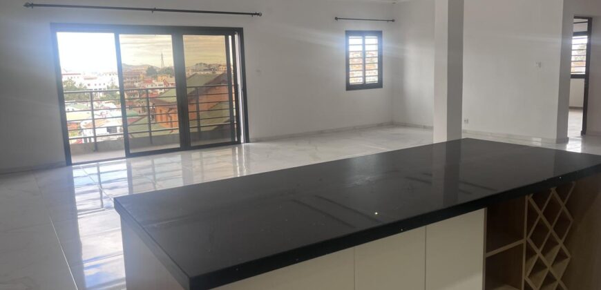 À louer trois grands appartements T5 neufs situés à Mahazoarivo Madagascar