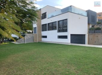 À louer une superbe villa T6 meublée avec jardin située dans un quartier calme à Iavoloha Mandrimena Madagascar