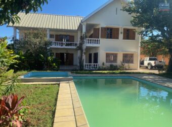 À louer une grande villa type F6 avec piscine située dans un quartier calme à Androhibe Madagascar
