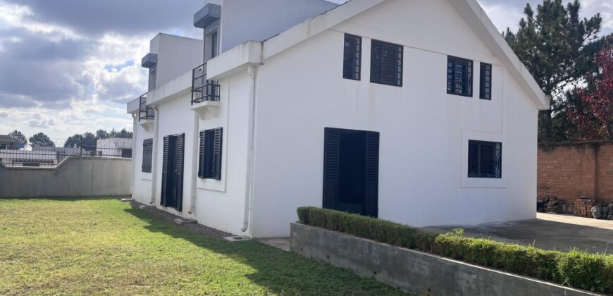 Location d&rsquo;une villa T5 neuve à étage située à Ilafy Antsampandrano Tananarive
