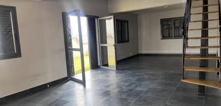 Location d&rsquo;une villa T5 neuve à étage située à Ilafy Antsampandrano Tananarive