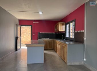 Location d&rsquo;une villa T5 neuve à étage située à Ilafy Antsampandrano Tananarive