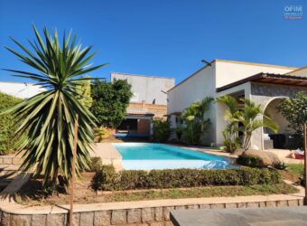 À louer une superbe villa de plain-pied T4 semi-meublée avec piscine située à Ambatobe Manazary Madagascar