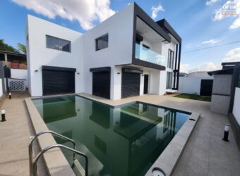 À louer une belle villa neuve de type F5 avec piscine située dans un quartier résidentiel calme et sécurisé de Mandrosoa Ivato Madagascar
