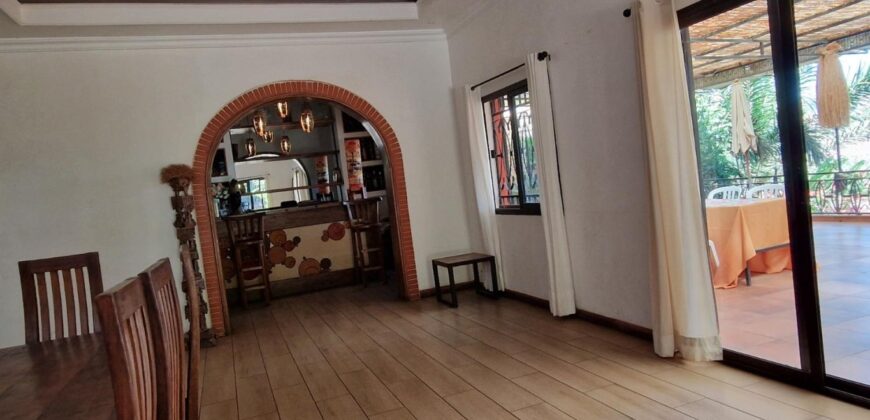 À louer villa T4 meublée avec piscine et jardin située à Analamahitsy Ilafy Tananarive