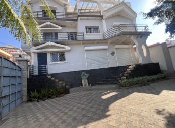 À louer une grande villa T8 sur trois niveaux avec jardin située à Analamahitsy Madagascar