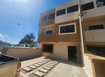 À louer une villa neuve mitoyenne T6 en R+2 située au coeur d&rsquo;un quartier résidentiel calme, à Ambohibao Madagascar