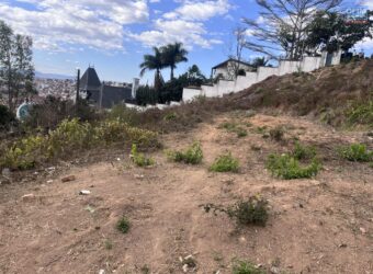 À vendre un terrain de 2200 m2 avec vue sur le lac Anosy situé à Fort Voyron Madagascar