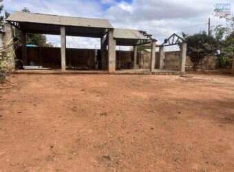 Location d&rsquo;un terrain de 500 m2 plat avec hangar situé à Amborompotsy Talatamaty Madagascar
