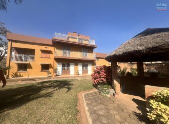 À louer une grande villa T7 semi-meublée avec studio indépendant à Soamananety Ambohidratrimo Madagascar