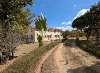 À vendre grande ville F6 d&rsquo;environ 300 m2 avec vue panoramique sur le lac Mamamba à Ambohibao Madagascar