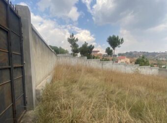 À vendre un beau terrain plat et clôturé de 492 m2 situé à Manazary Madagascar